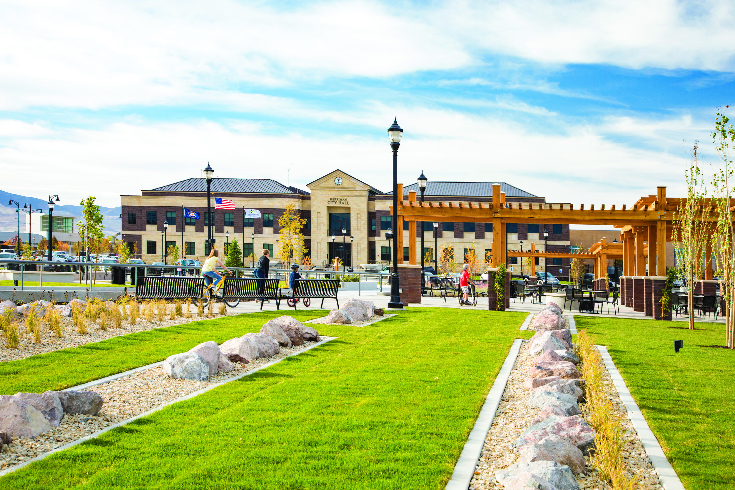 H.Town Center_2017_042_plaza_cmyk.jpg